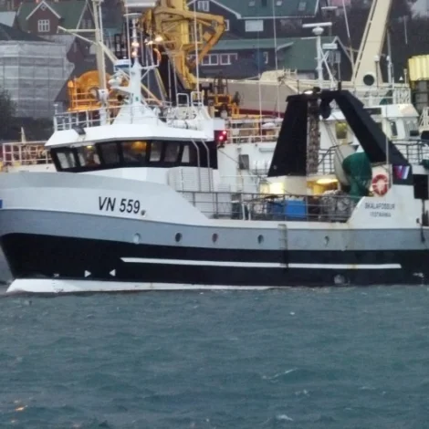 Skálafossur landar í Miðvági