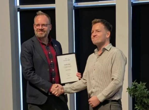 Jón Brian Hvidtfeldt, formaður í Felagnum Føroysk Miðlafólk, handaði Una Árting miðlaheiðurslønina