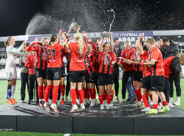 HB kom afturum í seinnu hálvfinaluni, men í seinna hálvleiki koppaði heimaliðið tað til sín fyrimuns. Harvið ber tað framvegis til, at HB lyftir steypið aftur í 2026 (Mynd: Sverri Egholm)