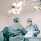 Skurðviðgerðir av hálvum knøum verða nú framdar í Føroyum