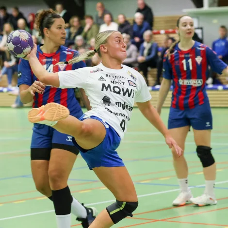 Ró Reginsdóttir gjørdist toppskjútti í dystinum - hon gjørdi tíggju mál fyri Neistan og var týðandi partur í, at Neistin slapp frá VB (Mynd: Sverri Egholm)