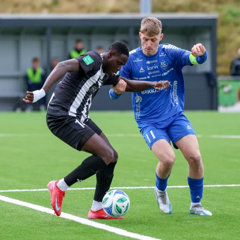 Sunnudagin var seinasti innanhýsis dystur í tætta botnstríðnum í Betrideildini hjá monnum.  TB var tvær ferðir á odda, men tað var FC Suðuroy, sum vann seg uppum niðurflytingarstrikuna við 2-2 javnleikinum. Tó ikki heilt nøktandi fyri FC Suðuroy - 07 Vestur er beint aftanfyri (Mynd: Sverri Egholm)