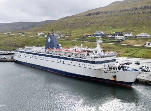 Galaxy avloysir í løtuni Smyril á Suðuroyarleiðini (Savnsmynd: Sverri Egholm)