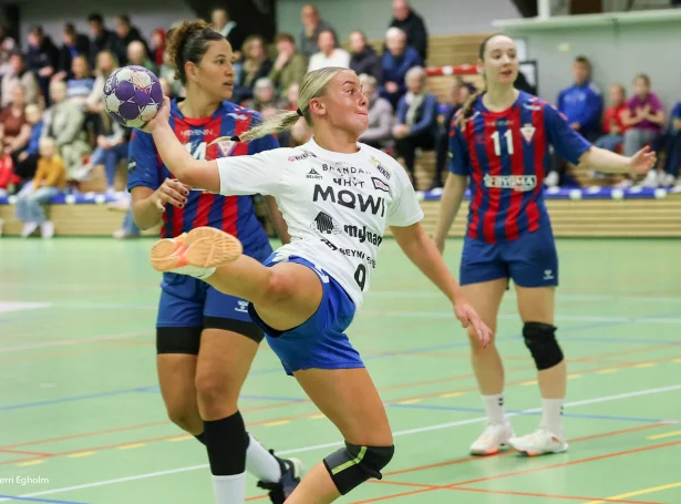 Ró Reginsdóttir gjørdist toppskjútti í dystinum - hon gjørdi tíggju mál fyri Neistan og var týðandi partur í, at Neistin slapp frá VB (Mynd: Sverri Egholm)