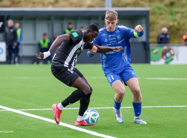 Sunnudagin var seinasti innanhýsis dystur í tætta botnstríðnum í Betrideildini hjá monnum.  TB var tvær ferðir á odda, men tað var FC Suðuroy, sum vann seg uppum niðurflytingarstrikuna við 2-2 javnleikinum. Tó ikki heilt nøktandi fyri FC Suðuroy - 07 Vestur er beint aftanfyri (Mynd: Sverri Egholm)