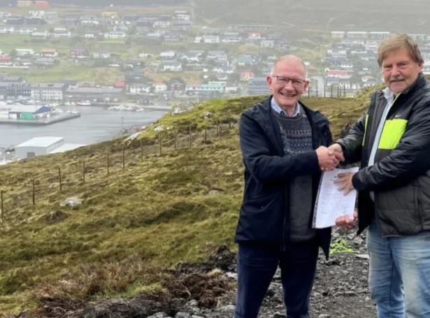 Avtalan varð undirskrivað av Súna í Hjøllum, borgarstjóra, og Jóhan Berg, stjóra í Falkon (Mynd: Nes kommuna)
