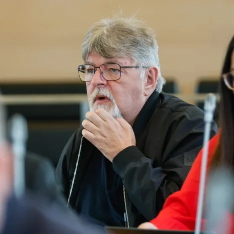 Árni M. Dam aftur á ting