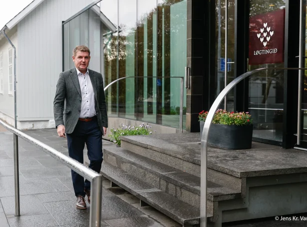 Løgmaður á veg í tingið í morgun (Mynd: Jens Kr. Vang)