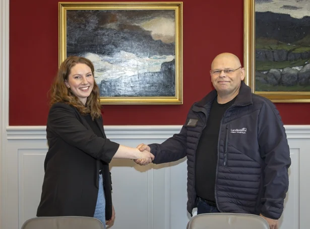 Tað eru fleiri fyrimunir við at skifta til elbilar í ruskinnsavningini, vísa borgarstjórin í Tórshavnar kommunu og veitari á (Mynd: torshavn.fo)
