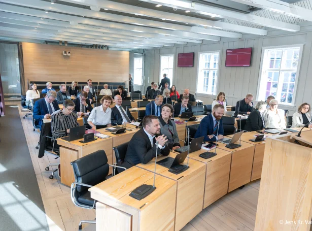 - So skal eg boða frá, at ein steðgur verður frá umleið tíggju minuttir í tvey. Ein tíðindafundur verður í Tinganesi, og fleiri hava sett ynski um vera við til hendan. Tað merkist, at tað er ein serligur politiskur dagur (Savnsmynd: Jens Kr. Vang)