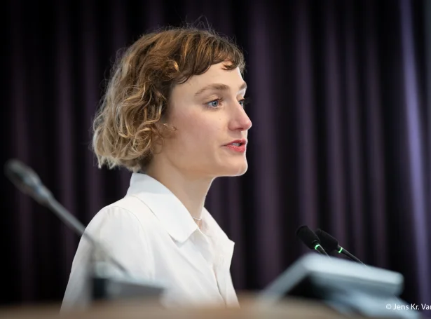 - Sum nú er, skulu kvinnur gjøgnum eina veruliga villiniborg, og eisni skomm og stríð, fyri at fáa eina abort, vísir Ingilin Didriksen Strøm á (Mynd: Jens Kr. Vang)