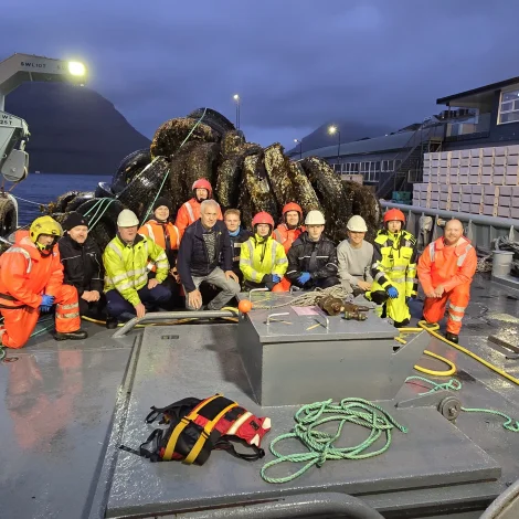 Áleið 17 tons av gomlum fríholdum fingin upp av botni í Klaksvík