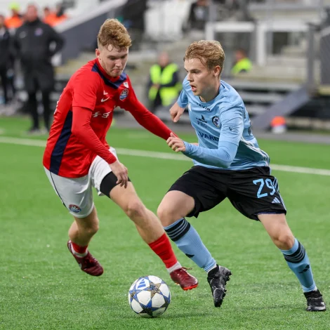Víkingarnir vóru omaná á Tórsvølli og sendu Narva Trans út (Mynd: Sverri Egholm)