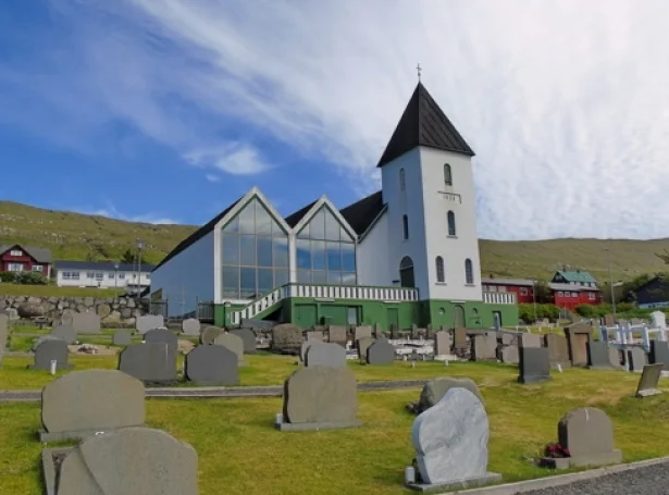 - Eirikur í Jákupsstovu, landsstýrismaður, hevur í skrivi til kirkjuráðið á Glyvrum og teir kirkjuligu myndugleikarnar givið kirkjuráðnum loyvi at byggja nýggja kirkju (Mynd: folkakirkjan.fo)