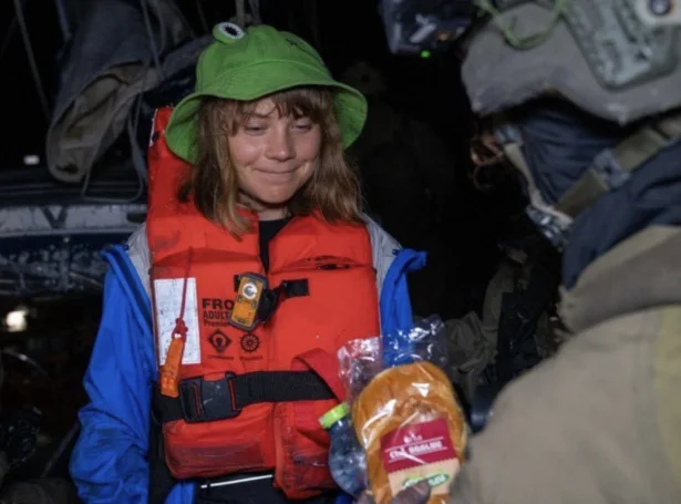 Svenska Greta Thunberg, sum var við í skipafylginum, er nú millum teirra, ið eru tikin og flutt í ísraelska havn (Mynd av X)