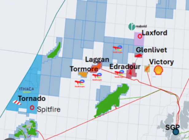 Gasskeldurnar, sum fara undir framleiðslu eystan fyri Føroyar, gerast alsamt fleiri. Tann seinasta er Victory, og enn ein er á gáttini, nevniliga Rosebank. Nú verður eisini Tornado nær føroyska markið umrødd sum enn ein komandi gassframleiðsla.