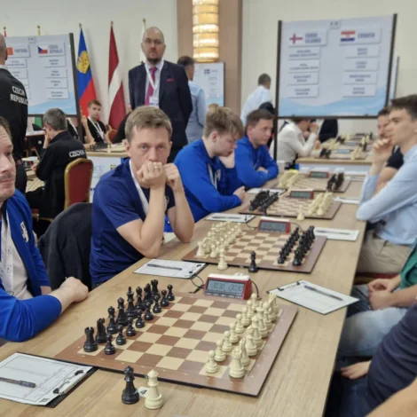 Føroyar móti Kroatia í fyrsta umfari í EM í Georgia. Fremst vinstrumegin sæst Martin Poulsen við svarta fólkinum. Innanfyri síggjast Rógvi Egilstoft, Luitjen Akselsson Apol og Høgni Egilstoft Nielsen (Mynd: Gunnar Bjørnsson)