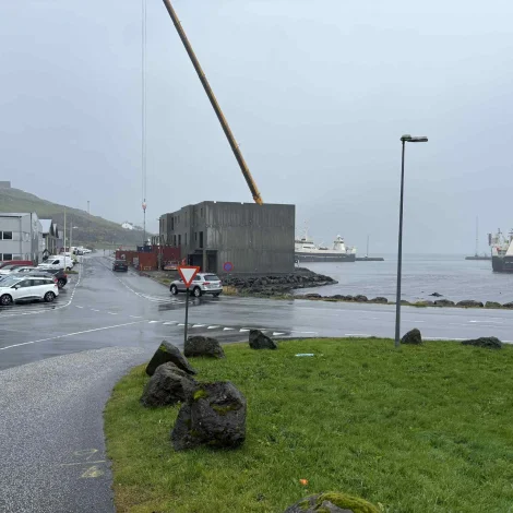Farin undir at byggja íbúðir við bryggjukantin í Runavík