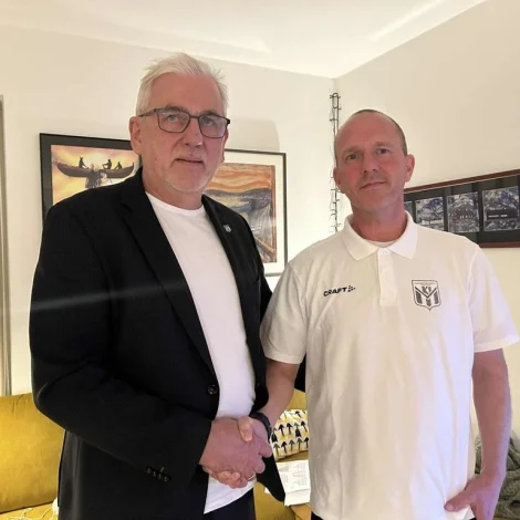 - Okkara vón er, at hetta fer at styrkja enn meiri um akademiið, og at vit fara at fáa enn betri úrslit á vøllinum og hjá tí einstaka leikaranum sigur Tummas Lervig, formaður í KÍ. Arnbjørn Danielsen hevur seinast verið ungdómsvenjari í Danmark (Mynd: ki.fo)