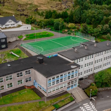 Skúlin í Vestmanna verður tann fyrsti í Føroyum við sólorku
