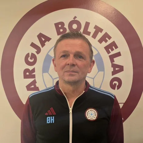 - Hann er væl lýddur millum okkum á Argjum, og vit eru ikki í iva um, at AB í Betrideildini 2026 er í sera góðum hondum við landsliðslegenduni av Toftum á síðulinjuni, skrivar Argja Bóltfelag (Mynd: Argja Bóltfelag)