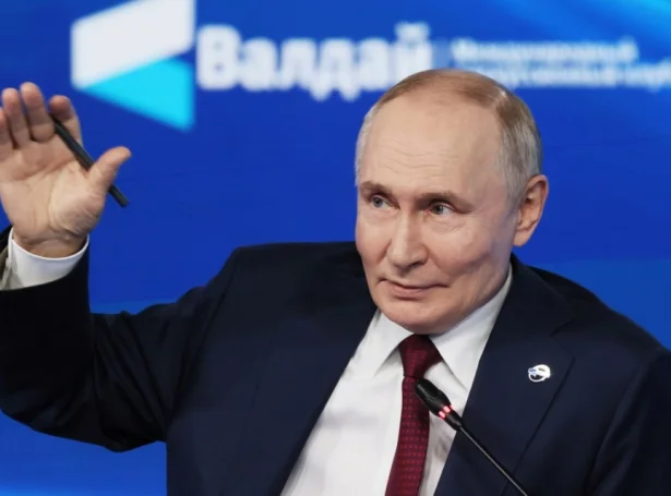 Russiski forsetin, Vladimir Putin, fyllir 73 í dag. Sambært amerikanskari tankasmiðju, fyrireikar Russland fólkið nú til eitt komandi kríggj móti Nato (Mynd: EPA)