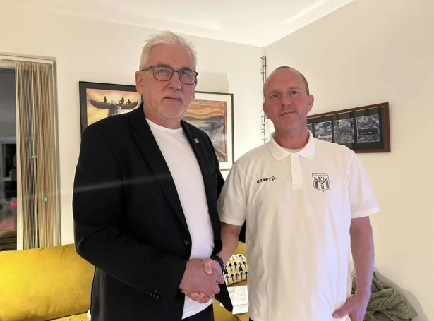 - Okkara vón er, at hetta fer at styrkja enn meiri um akademiið, og at vit fara at fáa enn betri úrslit á vøllinum og hjá tí einstaka leikaranum sigur Tummas Lervig, formaður í KÍ. Arnbjørn Danielsen hevur seinast verið ungdómsvenjari í Danmark (Mynd: ki.fo)