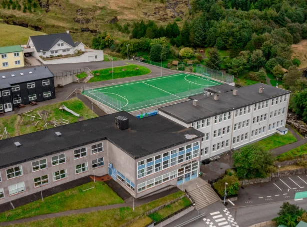 Greitt verður frá, at skiftið til sólorku eftir ætlan fer at geva góðar 100.000 kWh árliga. Gamli skúli brúkar áleið 70.000 kWh árliga (Mynd: vestmanna.fo/AVA Photography)
