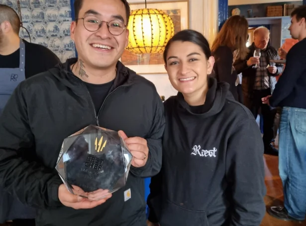Sebastian Fernández saman við unnustuni Fernanda, ið eisini starvast á Ræst, sum kondittari (Mynd: Ingi Samuelsen)