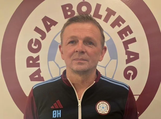 - Hann er væl lýddur millum okkum á Argjum, og vit eru ikki í iva um, at AB í Betrideildini 2026 er í sera góðum hondum við landsliðslegenduni av Toftum á síðulinjuni, skrivar Argja Bóltfelag (Mynd: Argja Bóltfelag)