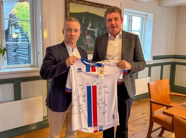 Landsliðsvenjarin og løgmaður tosa taktikk í Tinganesi