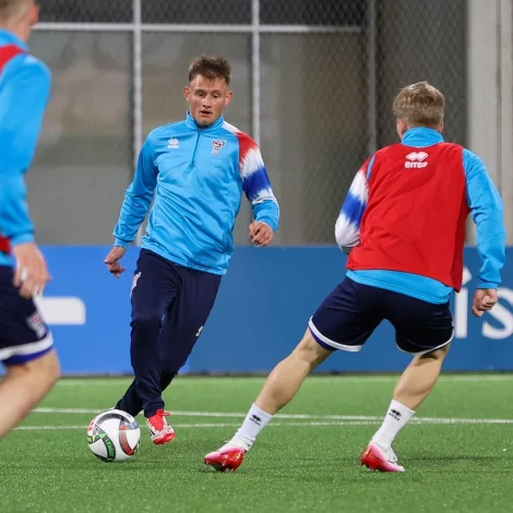 U21-landsliðsliðformaðurin Áki Samuelsen til venjingina í gjár. Vongurin var eisini við í 2021, tá Føroyar púra óvæntað vunnu sær stig á heimavølli móti Fraklandi (Mynd: Hans Erik Danielsen/FSF)