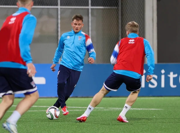 U21-landsliðsliðformaðurin Áki Samuelsen til venjingina í gjár. Vongurin var eisini við í 2021, tá Føroyar púra óvæntað vunnu sær stig á heimavølli móti Fraklandi (Mynd: Hans Erik Danielsen/FSF)