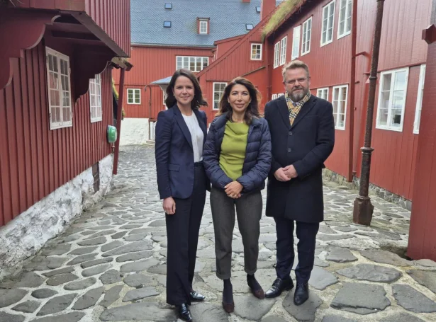 Mynd: Sendileiðararnir hjá Føroyum og ES og Sendikvinna Føroya til ES.