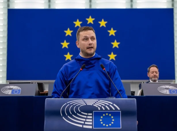 Jens-Frederik Nielsen á ES-tingsins røðarapalli í dag (Mynd: EPA)