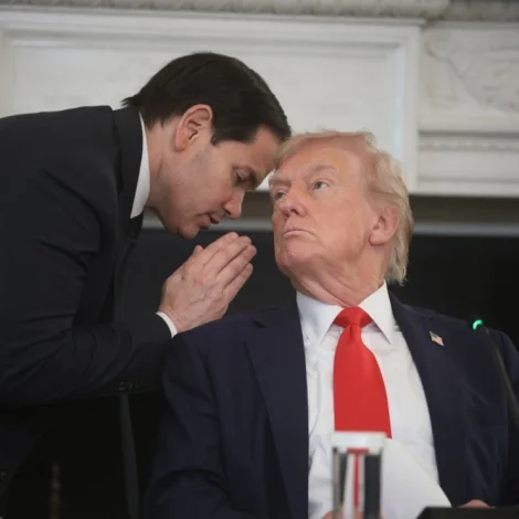 Trump sat á fundi, tá boðini komu