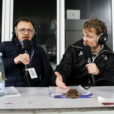 Eins og hóskvøldið, leiða Eli Simonsen (viðmerkjari) og Trygvi Absalonsen (frásøgmaður) okkum ígjøgnum landsdyst á Tórsvølli (Mynd: Sverri Egholm)