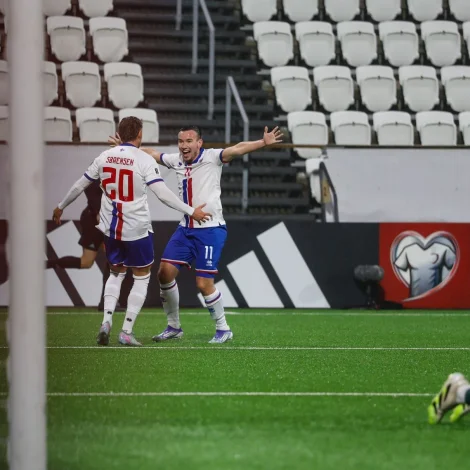 Árni Frederiksberg, ið hevur lagt upp til bæði málini, fegnast saman við Hanusi Sørensen. Nummar 20 skoraði fyrsta málið á flottan hátt (Mynd: Sverri Egholm)