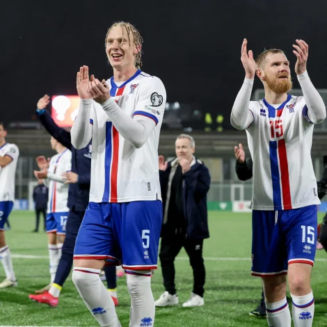 Eftir metárið í 2025 er bíðitíðin long, til føroyska manslandsliðið aftur skal spæla um stig. Her síggjast Andrias Edmundsson og Odmar Færø eftir søguliga 4-0 sigurin á Motnenegro - júst Motnenegro er í ovasta potti/styrkisbólki (Mynd: Sverri Egholm)