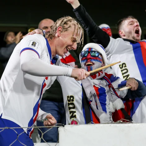 Andrias Edmundsson kundi taka hugna sær og fegnast eitt sindur í gjórkvøldið, tá hann og liðfelagarnir sannførandi sendu Montenegro av Tórsvølli (Mynd: Sverri Egholm)