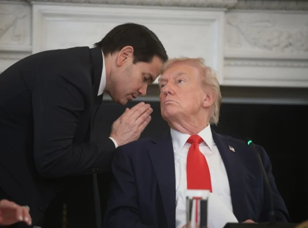 Marc Rubio lýðir forsetanum okkurt í oyrað (Mynd: EPA)