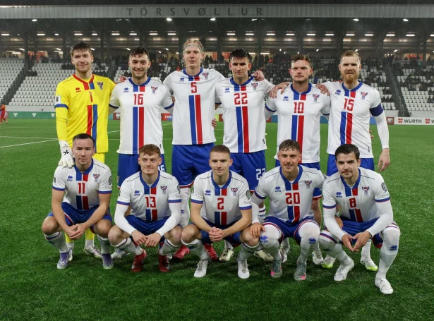 Føroyska manslandsliðið undan søguliga 4-0 sigrinum á Montenegri í fjør. Síðst í mars skal liðið venja og spæla í Dubai (Mynd: Sverri Egholm)
