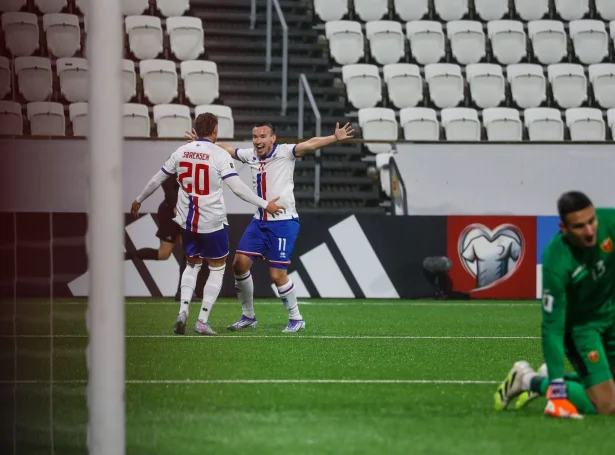 Árni Frederiksberg, ið hevur lagt upp til bæði málini, fegnast saman við Hanusi Sørensen. Nummar 20 skoraði fyrsta málið á flottan hátt (Mynd: Sverri Egholm)