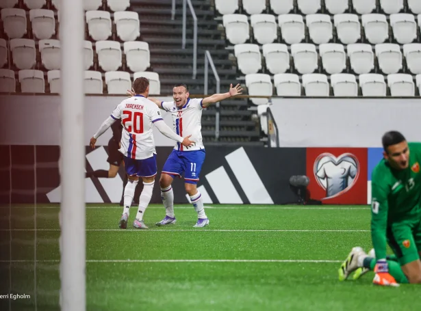 Árni Frederiksberg tryggjaði Føroyum sigurin eftir upplegg frá Hanusi Sørensen - og eftir gott føroyskt uppspæl (Savnsmynd: Sverri Egholm)