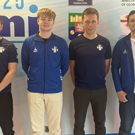 So bragdaði hjá føroyska talvlandsliðnum í EM. Sigurin á Skotlandi í fimta umfari var kærkomin. Frá vinstru.: Høgni Egilstoft Nielsen, Luitjen Akselsson Apol, Rógvi Egilstoft og Martin Poulsen