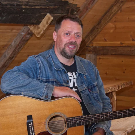 Svein í Prestgarði við nýggjari útgávu í Salt og Nebo