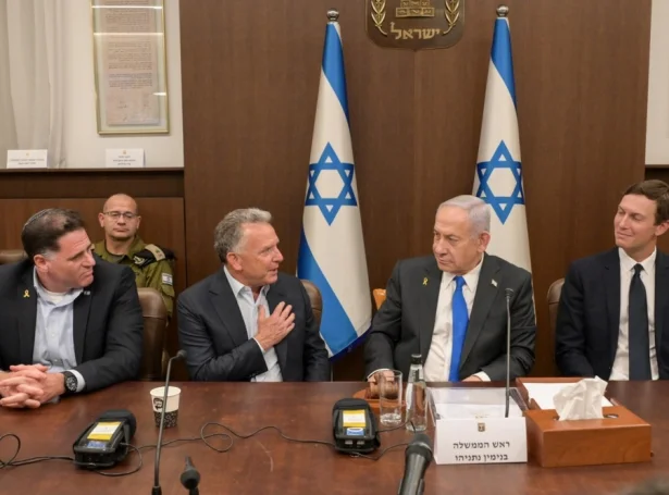 Frá vinstru versonur Trump forseta, Jared Kushner, serligi útsendi hjá Trump forseta í Miðeystri, Steve Witkoff, Benjamin Netanyahu, forsætisráðharri, og Ron Dermer, ráðharri í ísraelsku stjórnini (Mynd: EPA)