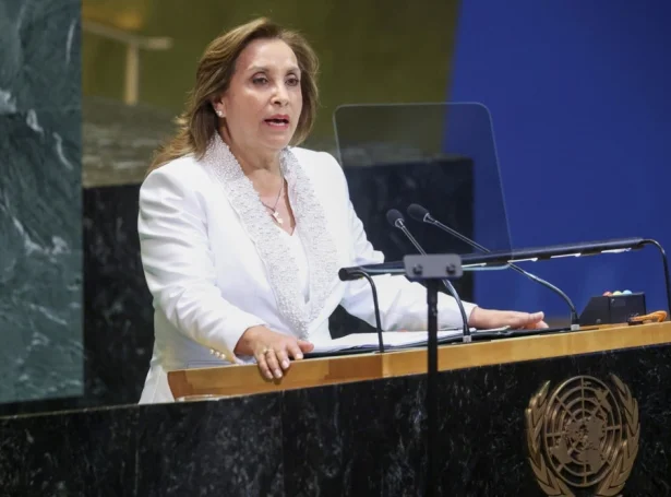 Fyrsti kvinnuligi forsetin í Peru, Dina Boluarte, er nú koyrt frá (Savnsmynd: EPA)