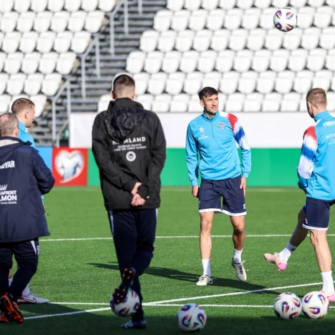 Føroyar skulu aftur stríðast um stig á Tórsvølli í morgin - eitt stig er nóg mikið fyri at taka metið fyri eina HM/EM-undankapping (Mynd: Sverri Egholm)