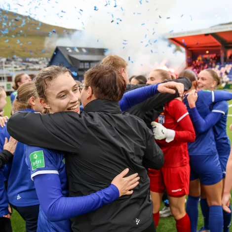 Stórur bláur fagnaður við Djúpumýru eftir at FM er komið í hús (Mynd: Sverri Egholm)